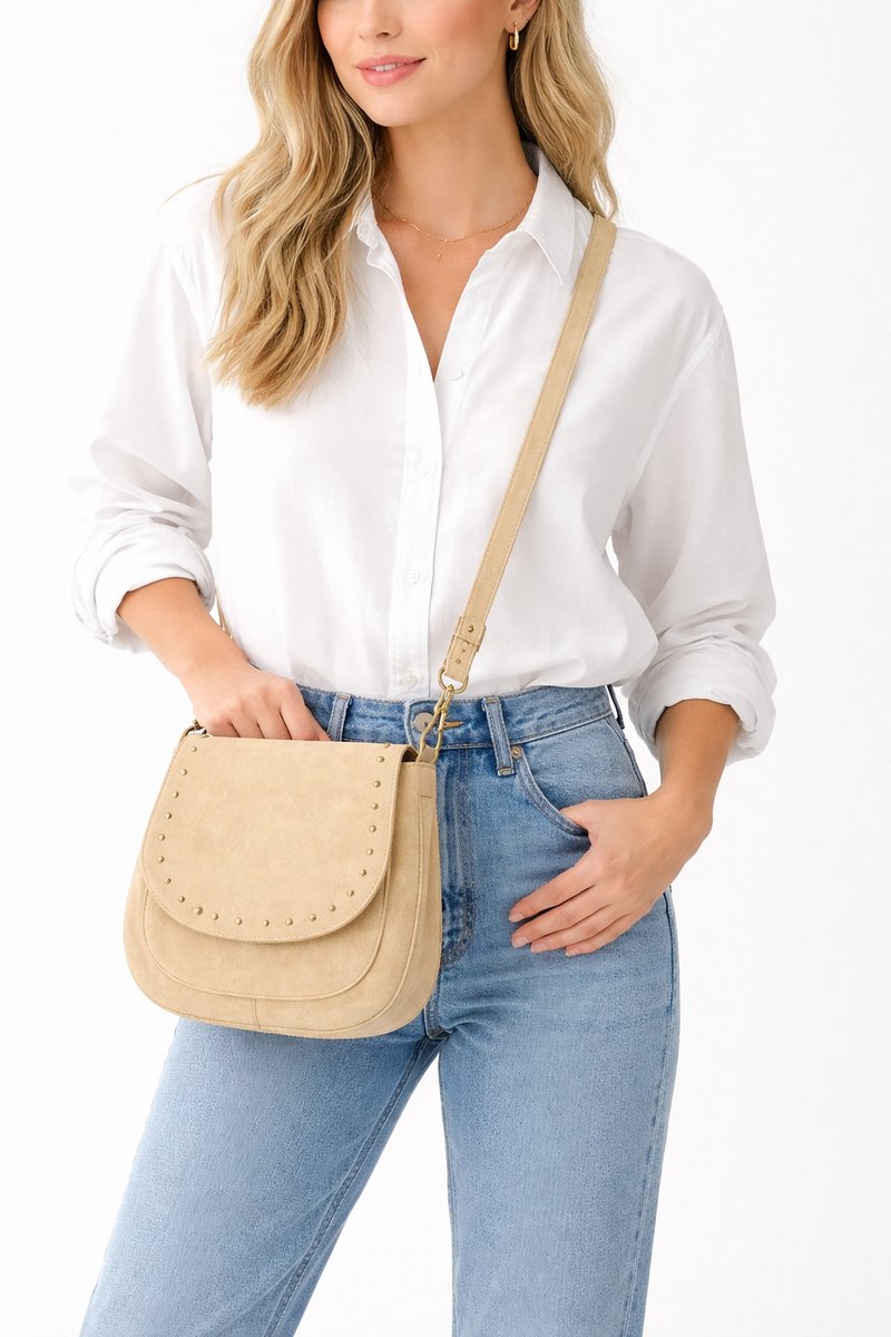 tas crossbody, beige tas, suède tas, gouden studs, wit blouse