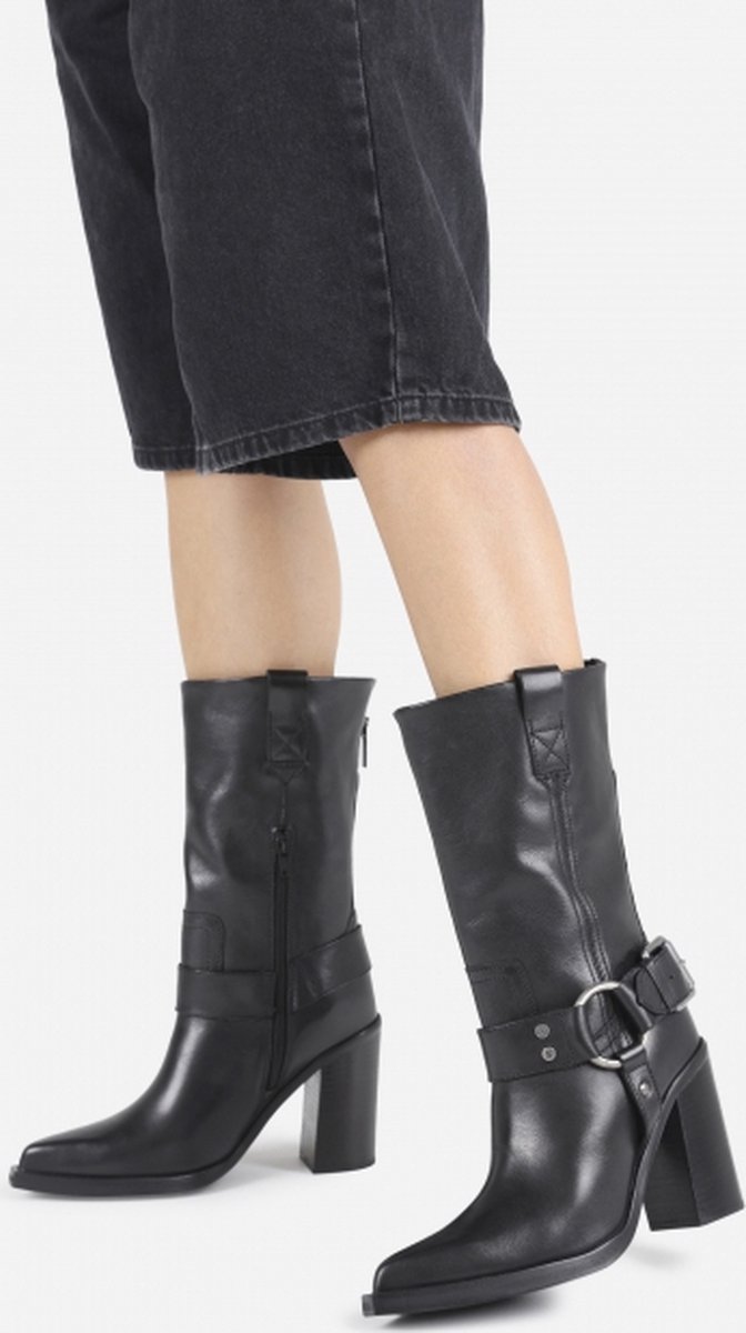 Schoeisel, Schoen, Hoge hak, Jeans, Persoon