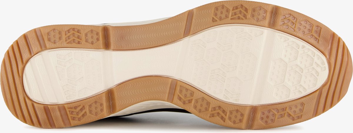 sneaker, sole, gum outsole, non-slip, tread pattern