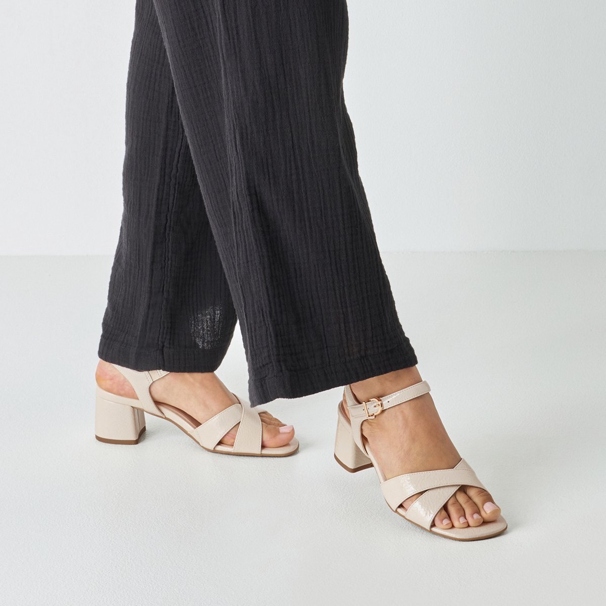 sandalen, hakken, neutraal, bandjes, lederlook
