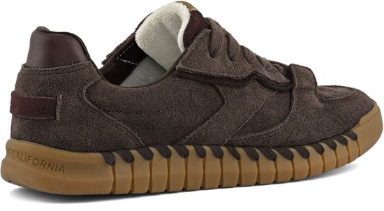 sneaker, bruine sneaker, suede materiaal, gum sole, sportschoenen