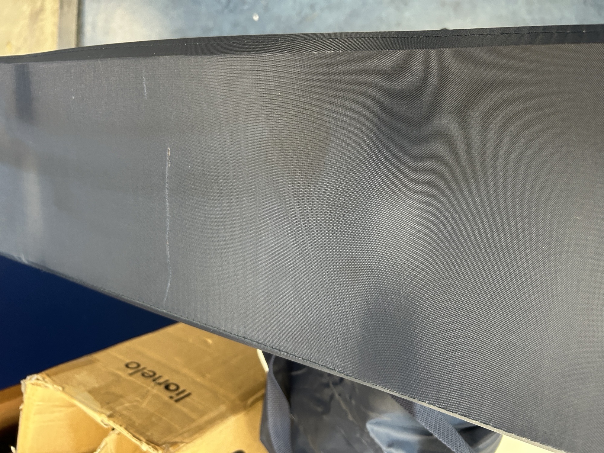 matte black surface, textuur van stof, opbergdoos, kartonnen doos, rand van doos