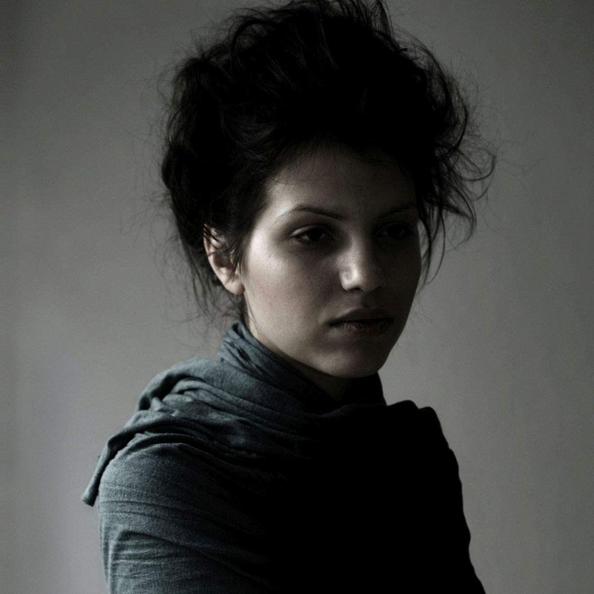 portret, vrouw, donker haar, grijze kleding, shawl