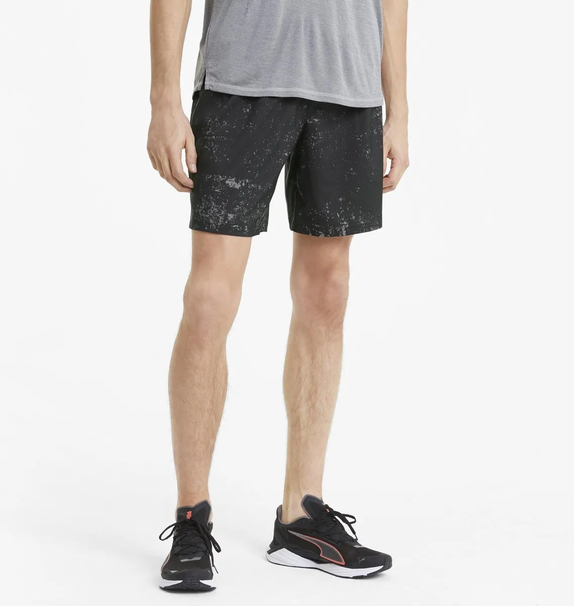 PUMA  - Maat S RUN GRAPHIC WOVEN 7" SHORT M Sportbroek Mannen