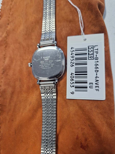 Polshorloge, Arm, Lichaamsdeel, Persoon, Elektronica