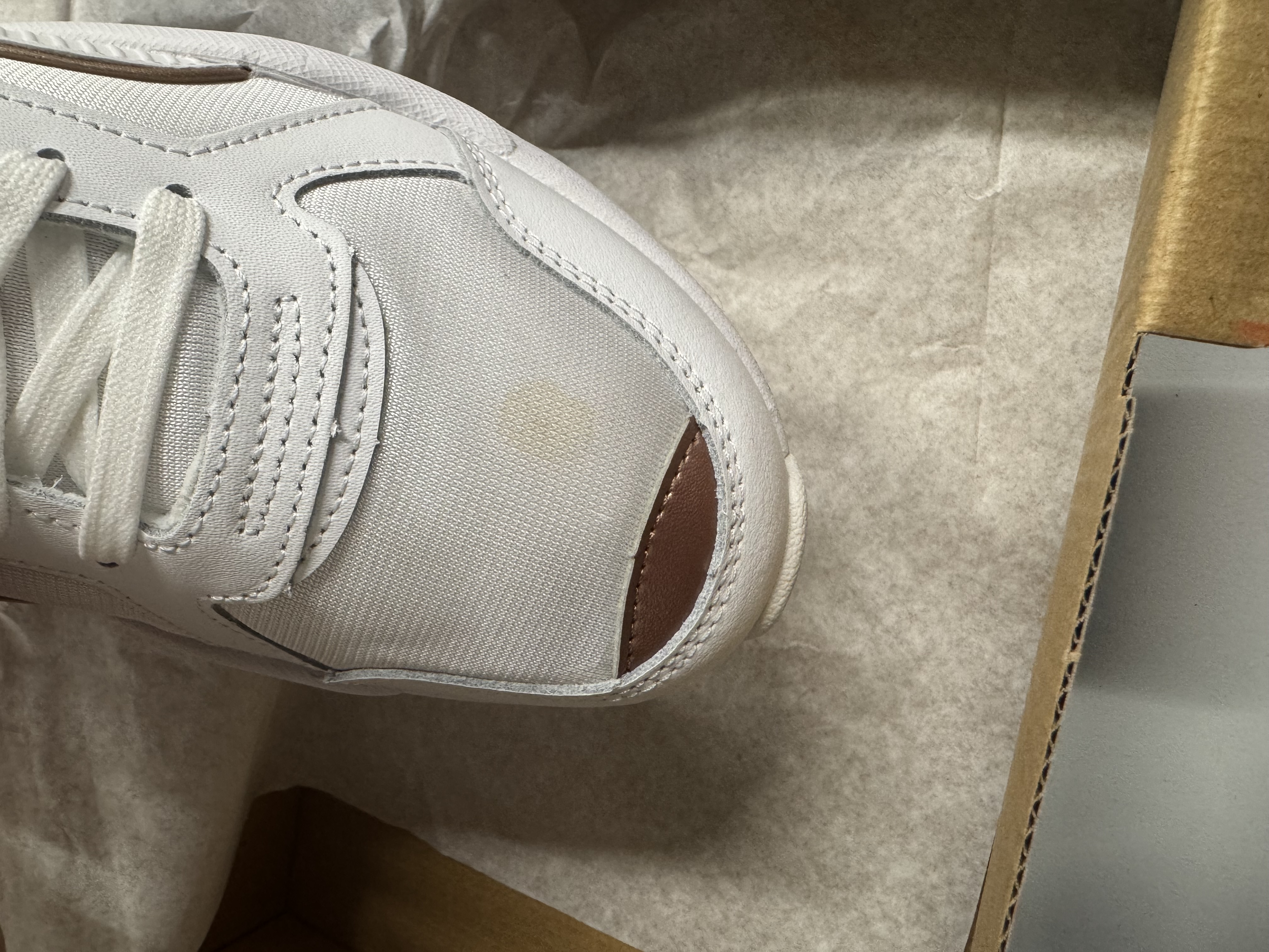 sneaker, witte schoen, katoen/kunststof bovenwerk, smalle neus, katoenen veter, grijze detailing