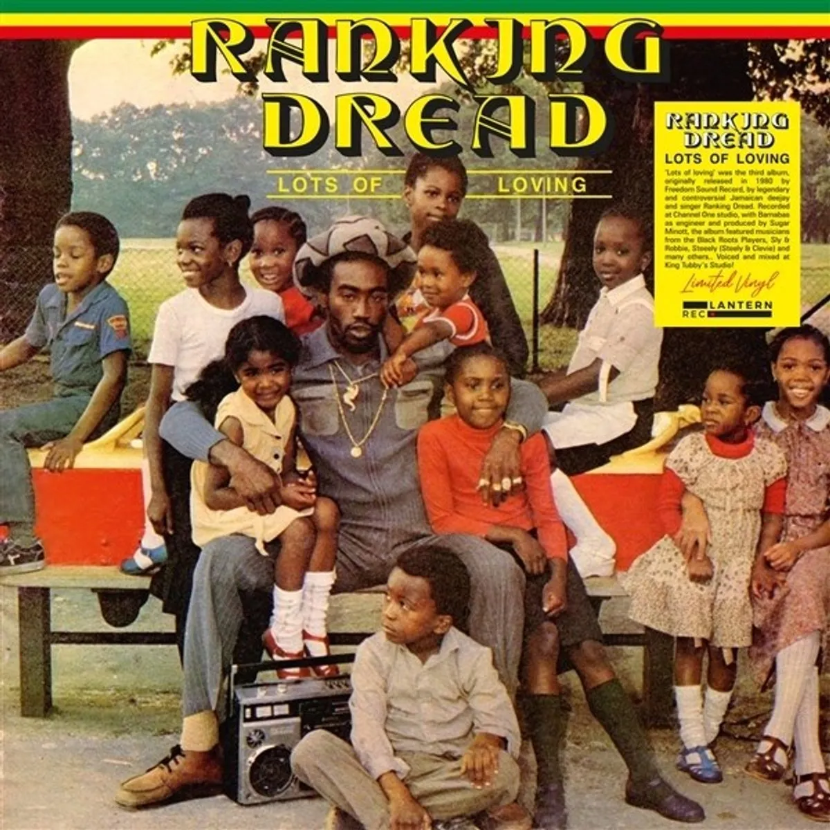afrobeat, man met kinderen, cassette boombox, groep mensen, kleurige kleding