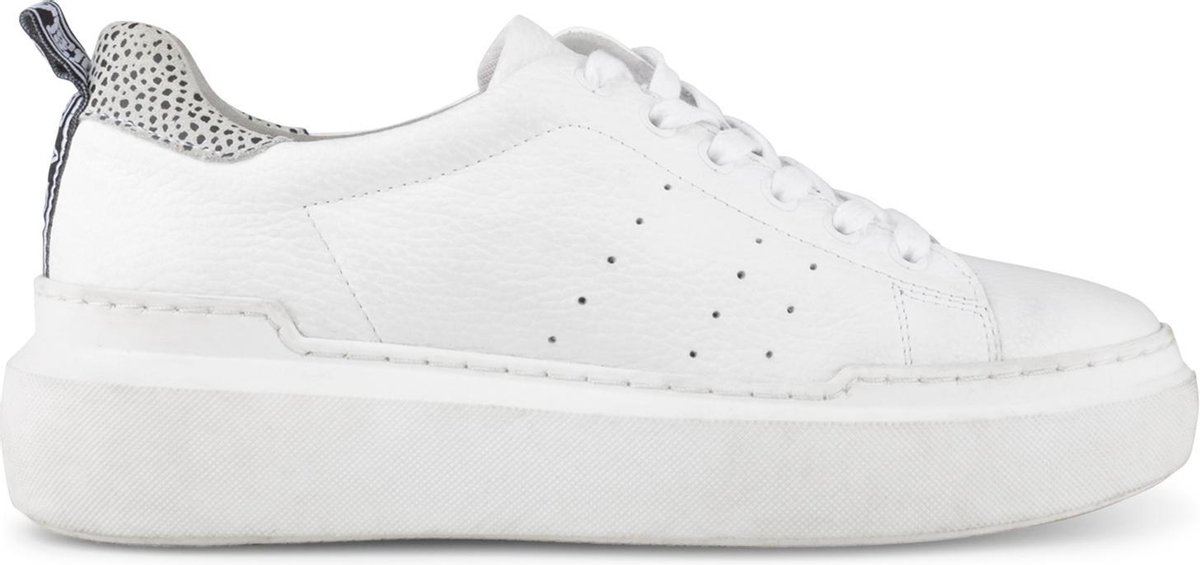 witte sneaker, platformschoen, leder, zijkanten perforatie, hielaccent leopardprint