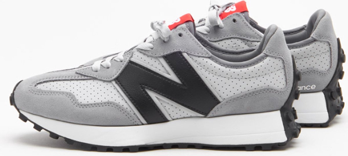 sneakers, grijze schoen, getailleerde zool, vetersluiting, sportief design
