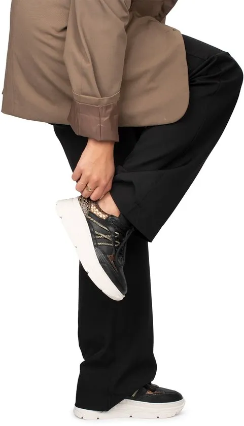 sneaker, sportschoen, zwarte broek, bruine jas, kledingaccessoire