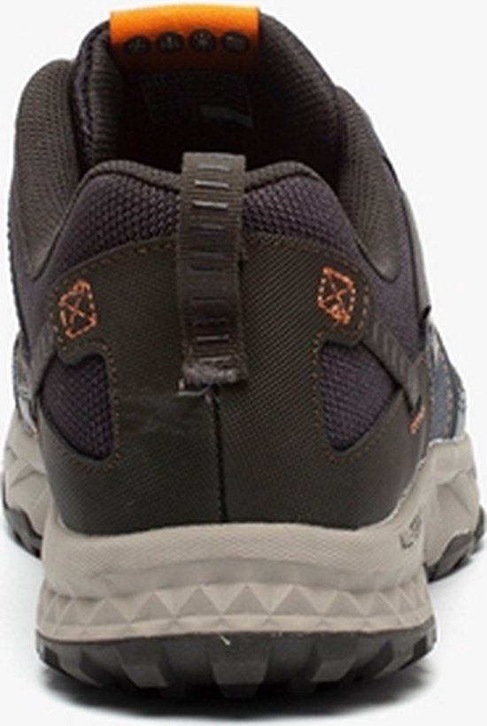 sneaker, hike schoen, robuuste schoen, achterkant hak, zwart oranje accenten