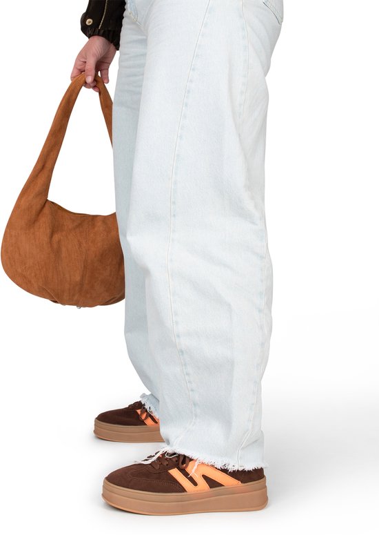 broek, lichtblauw, jeans, sneakers, tas