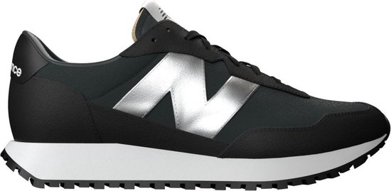 sneaker, zwart, zilver logo, mesh, rubber sole