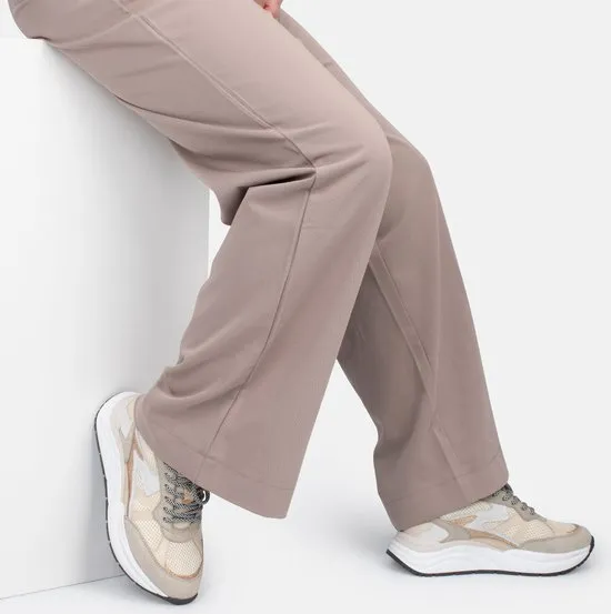 broek, broekvoering, kata, witte sneakers, slip-on/loopschoenen