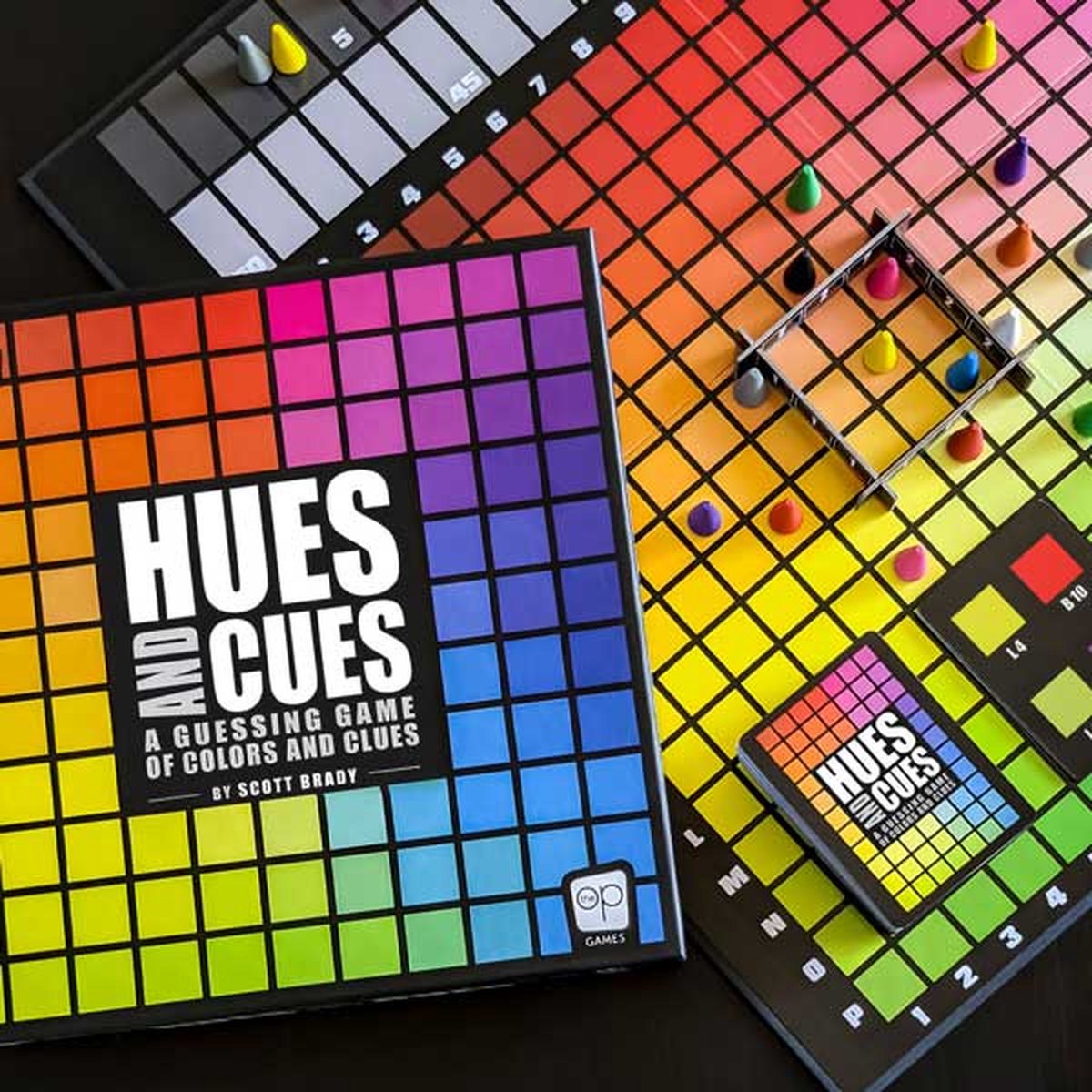USAopoly - Hues and Cues Bordspel - Familiespel - Party Spel - Vanaf 8 Jaar - Voor 3 tot 10 Spelers - Engelstalige Spelregels