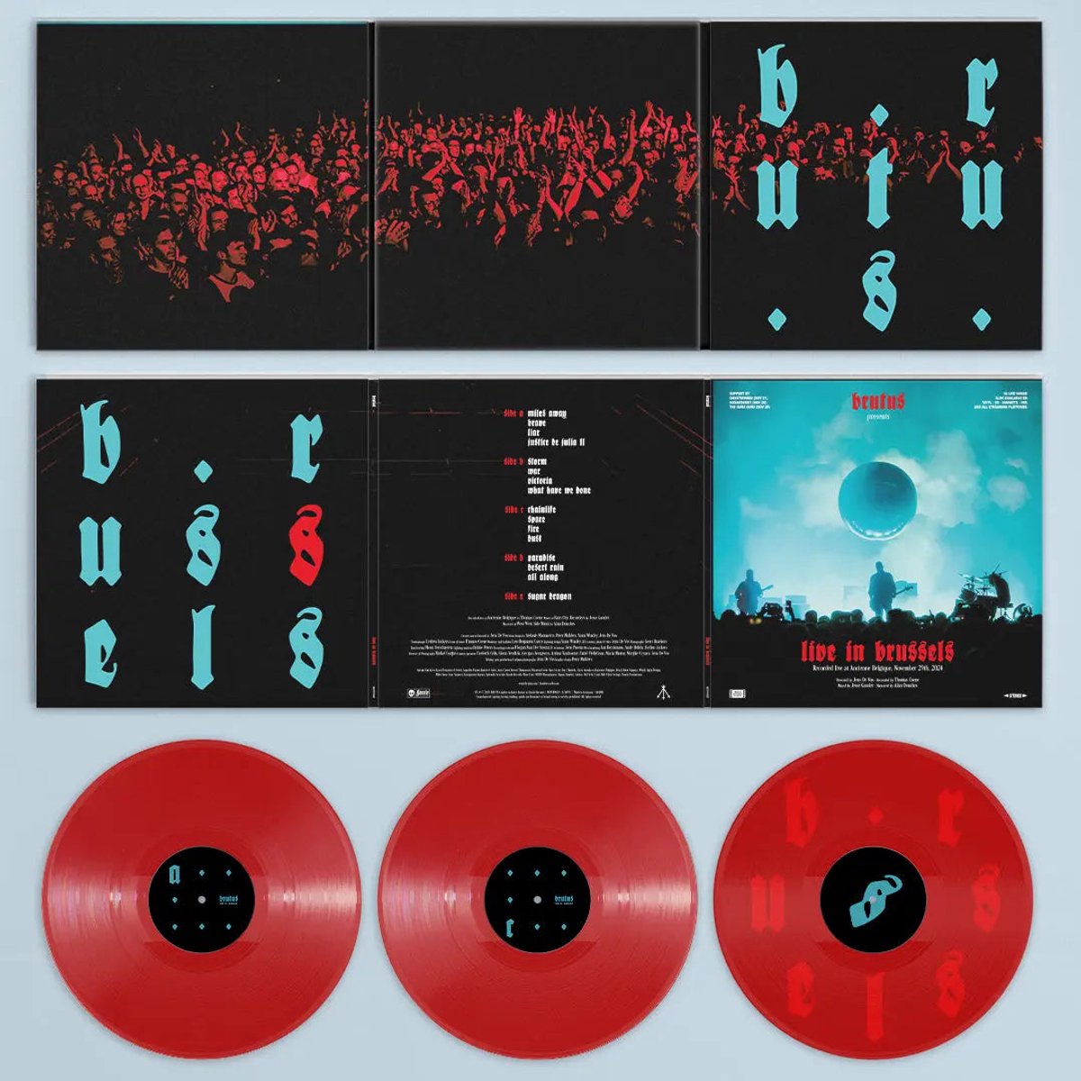 vinyl set, red vinyl, drie doek triptiek, concertpubliek, blauwe tekst
