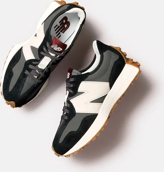 sneakers, sportieve schoenen, grijs zwart wit, witte accenten, gom?