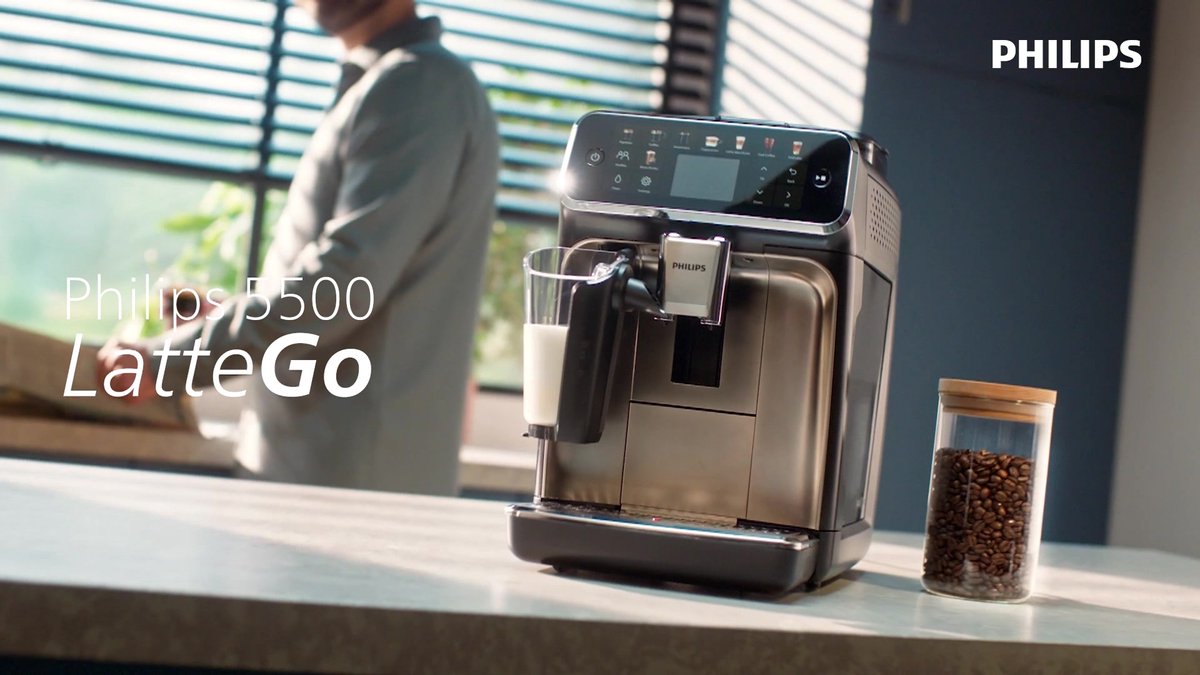 Philips 5500 Series - Espressomachine - 20 Warme & Koude Dranken - LatteGo Melksysteem - 40% Stiller - QuickStart - AquaClean Filter - Volautomatisch - Zwart - Koffiemachine met bonen - EP5541/50