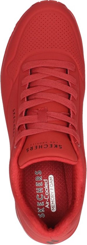 kleur rood, sneaker, veterschoen, memory foam, perfo Lies