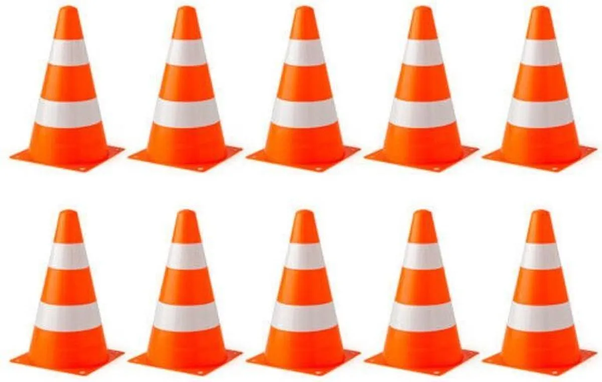 conische kegel, verkeerskegel, oranje-wit bandjes, torpedo-achtig ontwerp, geplaatste verkeerspaal