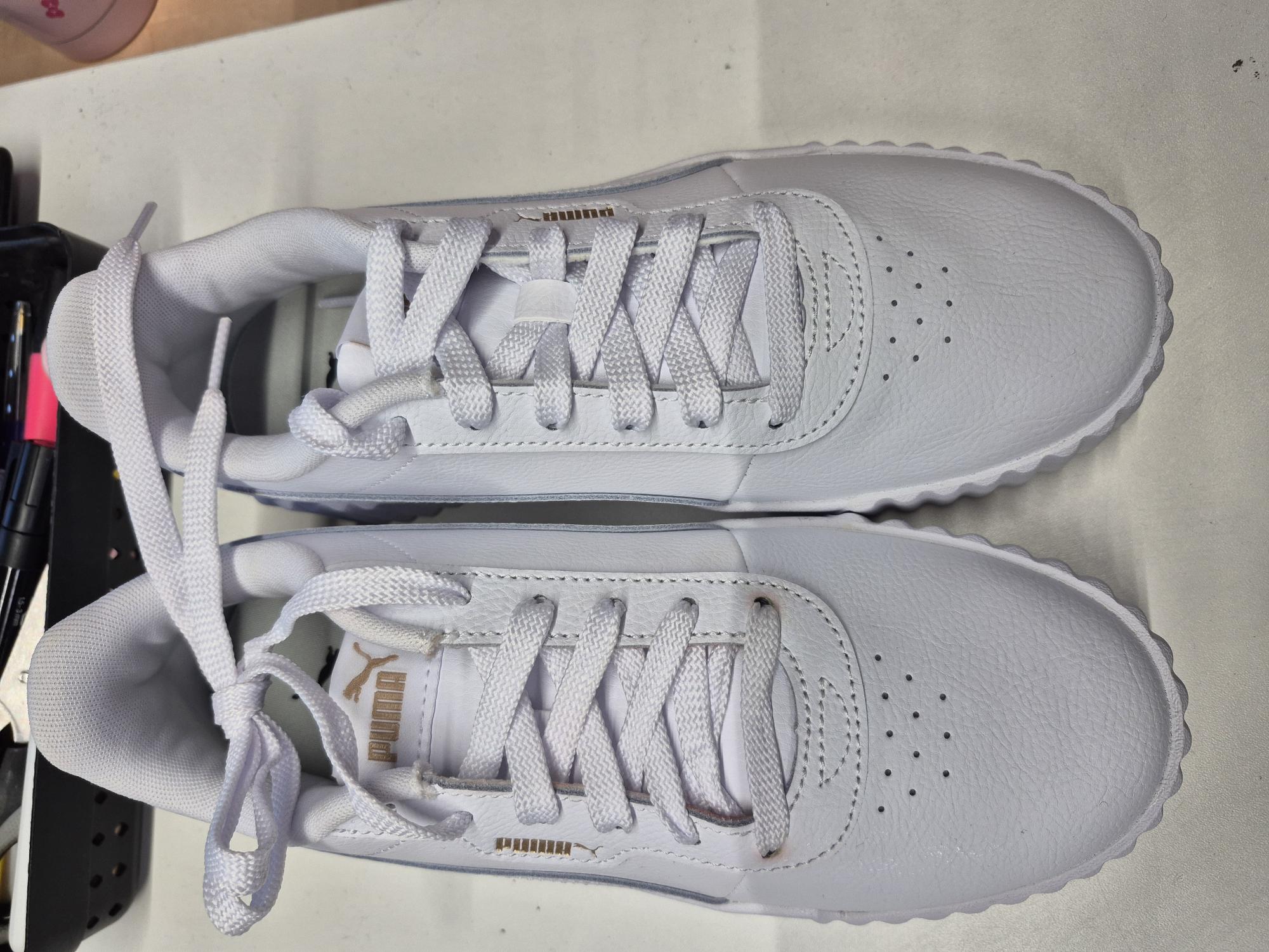 witte sneakers, luxe sport, leertextuur, golfvoeging zool, tussenveters