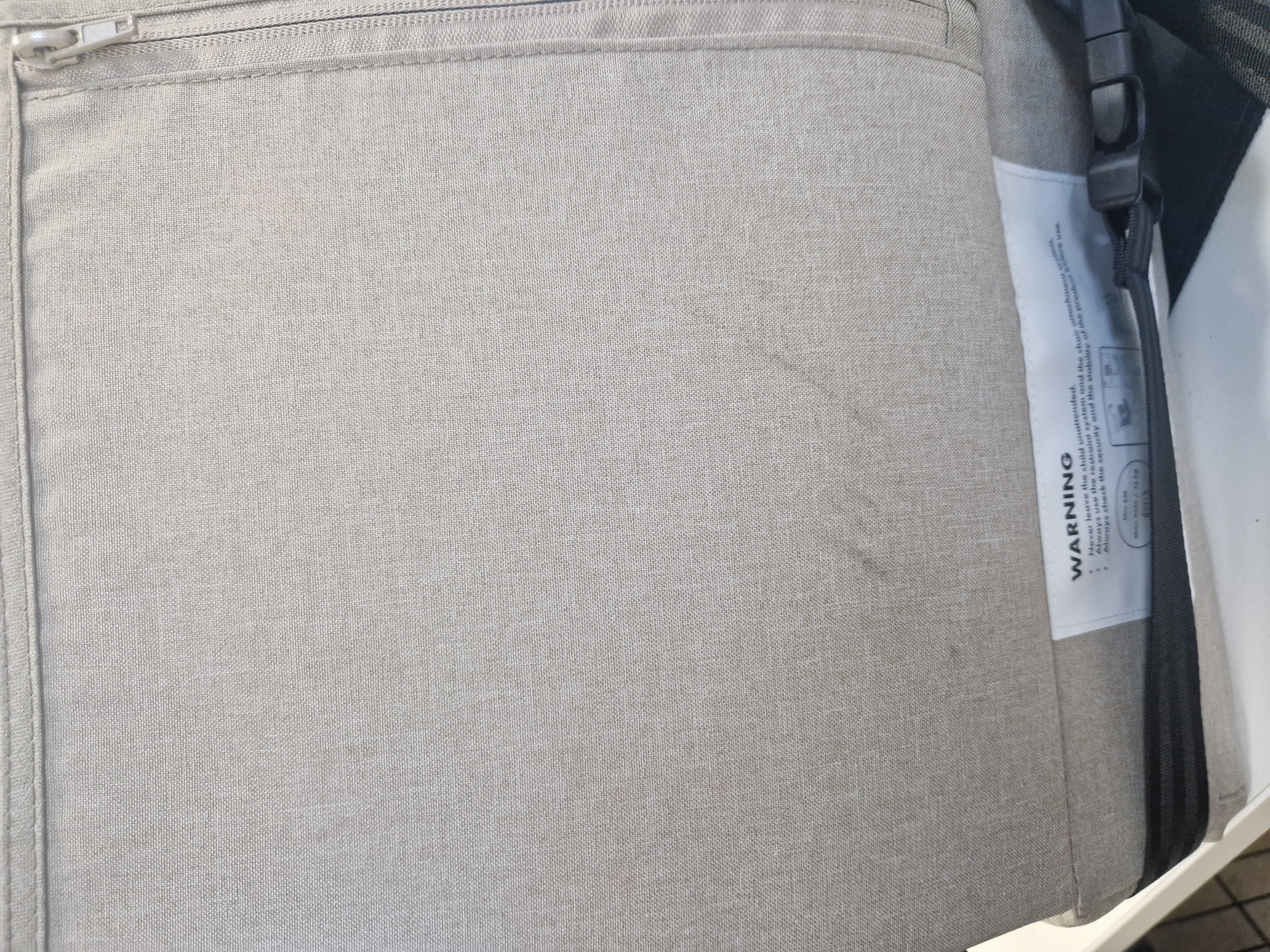 Deryan Travel Booster Stoelverhoger - Inclusief bevestigingsriem Nougat