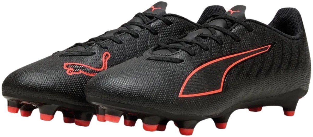 sugkolfvoetbal, zwarte schoenen, voetbalstuds, studs met rode accenten, puma ontwerp