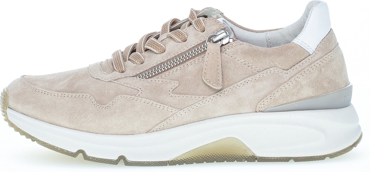 sneaker, luxe suède, zijrits, witte zool, lichte tint