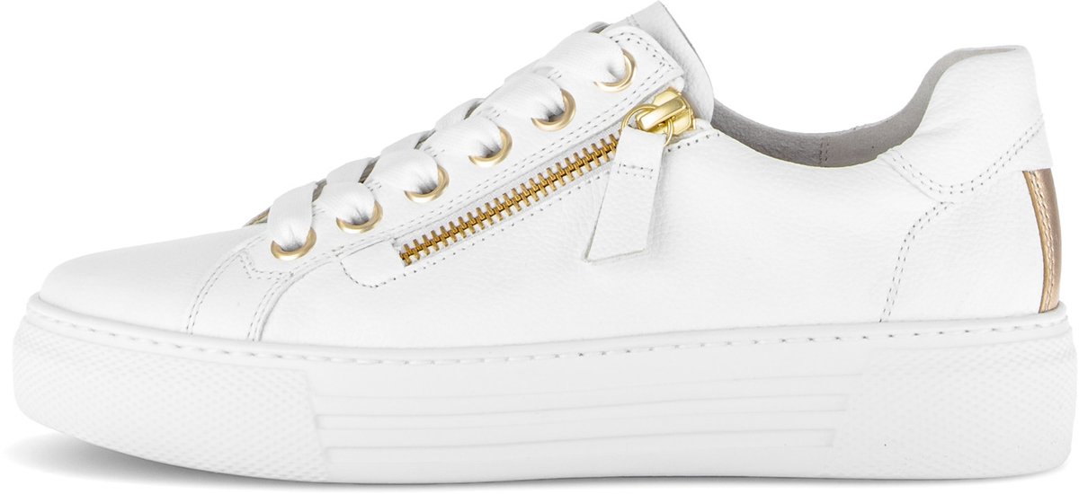 witte sneaker, platvormzool, gouden rits, luxe details, koppelige schoenrand