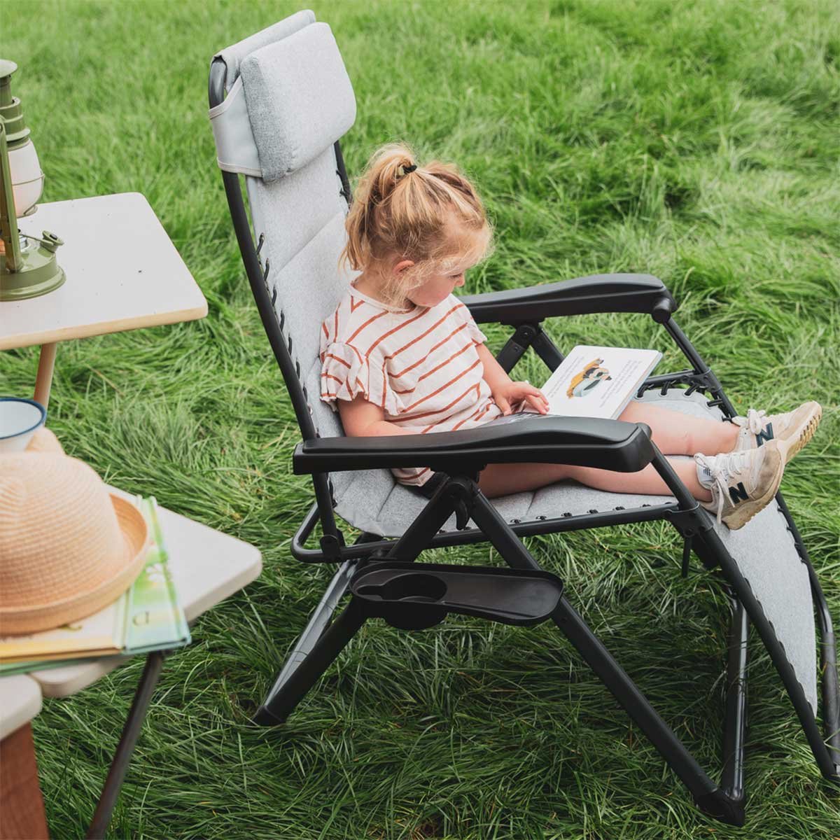 Kinderstoel, kinderstoel met rugleuning, veldsetting, groene gras, leesstoel