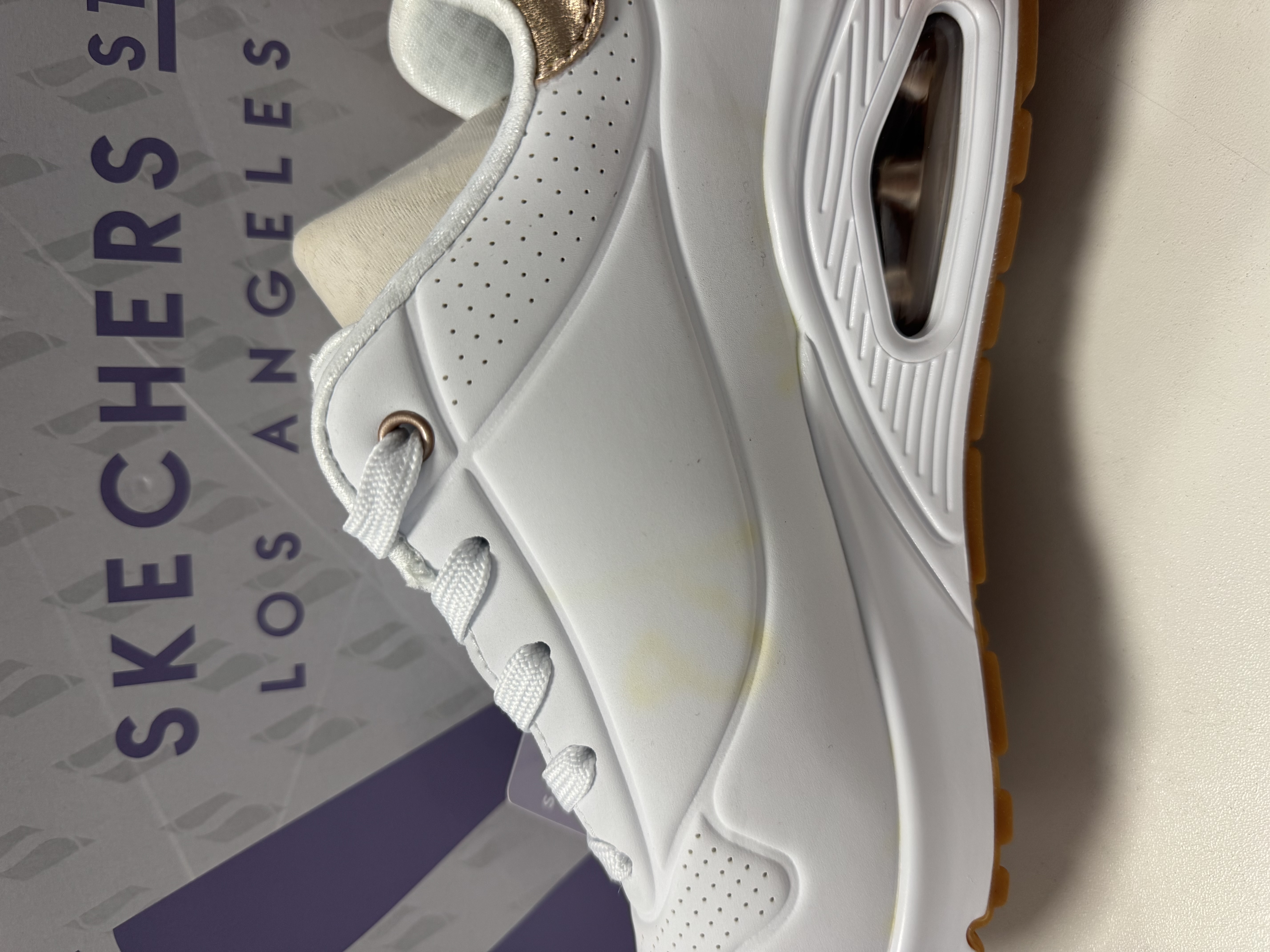 witte sneaker, sneaker, luchtkussen, gummizool, perforaties