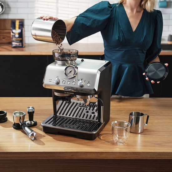 De'Longhi La Specialista Arte – Pistonmachine met bonenmaler, Handmatige espresso- en melkbereidingen, Inclusief professionele baristakit- Metal/Black - EC9155.MB